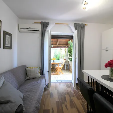 Jakomina 2 Mit Garten In Strandnaehe Porec