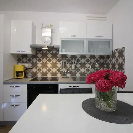Apartment Jakomina 2 Mit Garten In Strandnaehe Porec