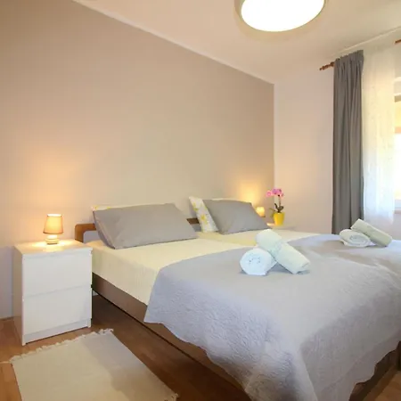 Jakomina 2 Mit Garten In Strandnaehe Porec