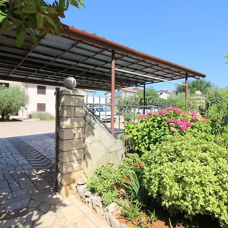 Jakomina 2 Mit Garten In Strandnaehe Porec