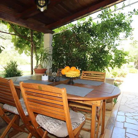 Apartment Jakomina 2 Mit Garten In Strandnaehe Porec