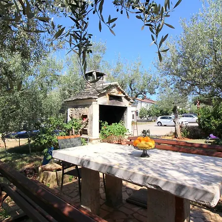Apartment Jakomina 2 Mit Garten In Strandnaehe Porec