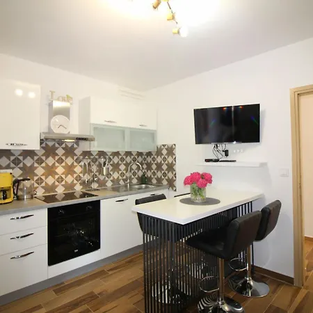 Jakomina 2 Mit Garten In Strandnaehe Apartmán Poreč