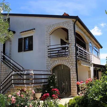 Jakomina 2 Mit Garten In Strandnaehe Apartmán Poreč